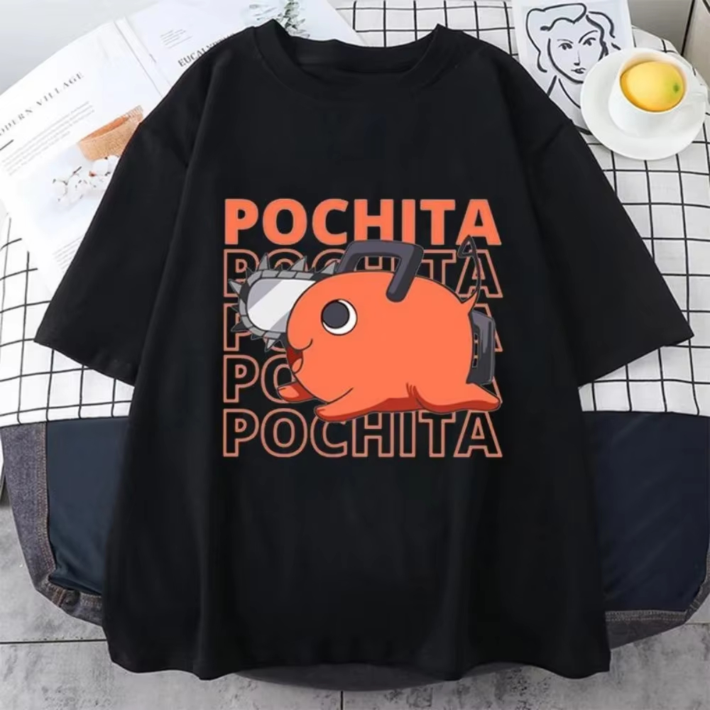 Anime Merch Shopping - เสื้อยืด Chainsaw Man Pochita - ลายสุนัขปีศาจน่ารัก